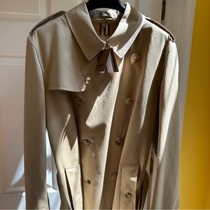 Burberry Mid-length Kensington Trench Coat